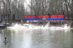 Министар Гашић присуствовао пливању за Часни крст у селу Шавране