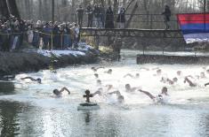 Министар Гашић присуствовао пливању за Часни крст у селу Шавране