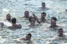 Министар Гашић присуствовао пливању за Часни крст у селу Шавране