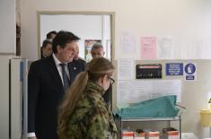 Министар Гашић обишао Гарнизонску амбуланту у Лесковцу
