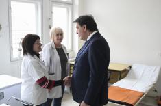 Министар Гашић обишао Гарнизонску амбуланту у Лесковцу