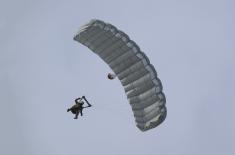 Обука у 63. падобранској бригади за скокове новим падобраном