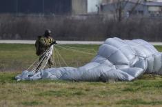 Обука у 63. падобранској бригади за скокове новим падобраном