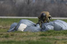 Обука у 63. падобранској бригади за скокове новим падобраном