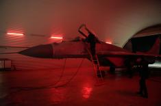 Министар Гашић у новогодишњој ноћи обишао дежурну јединицу ловачке авијације 