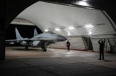 Министар Гашић у новогодишњој ноћи обишао дежурну јединицу ловачке авијације 