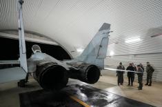 Министар Гашић у новогодишњој ноћи обишао дежурну јединицу ловачке авијације 