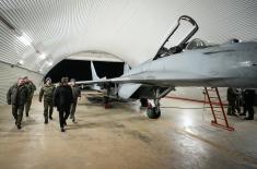 Министар Гашић у новогодишњој ноћи обишао дежурну јединицу ловачке авијације 