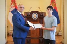 Уручени уговори о стипендијама за студенте и ученике