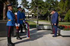 Министар Гашић и министар Хасанов положили венце на спомен-обележја у Београду