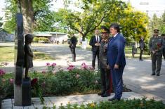 Министар Гашић и министар Хасанов положили венце на спомен-обележја у Београду