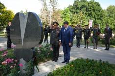 Министар Гашић и министар Хасанов положили венце на спомен-обележја у Београду