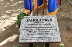 Ministar Vučević otkrio spomen-ploču i položio venac na grob dobrovoljca Janoša Rauka