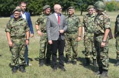 Ministar Vučević obišao kadete na obuci u centru za obuku u Somboru