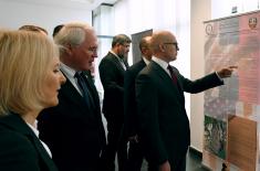 Ministar Vučević i ambasador SAD Hil obišli izložbu u Novom Sadu