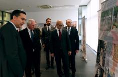 Ministar Vučević i ambasador SAD Hil obišli izložbu u Novom Sadu