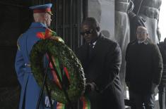 Predsednik Republike Gvineje Bisao položio venac na Spomenik neznanom junaku na Avali