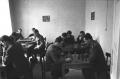 U vojničkom klubu: šah, novine, bilijar,  slobodno vreme (1951.)