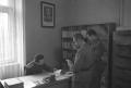 U vojničkom klubu: šah, novine, bilijar,  slobodno vreme (1951.)