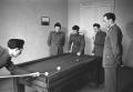 U vojničkom klubu: šah, novine, bilijar,  slobodno vreme (1951.)