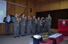 Conferring awards to the soldiers who have completed voluntary military service