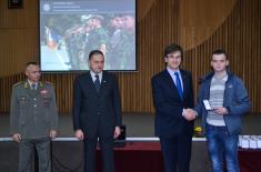 Conferring awards to the soldiers who have completed voluntary military service