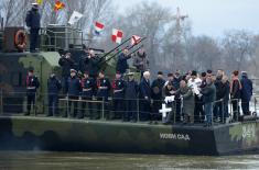 Kadet Vojne akademije Sava Stanković prvi doplivao do Časnog krsta