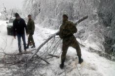 Serbian Armed Forces help clear roads after heavy snowfall