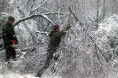 Serbian Armed Forces help clear roads after heavy snowfall