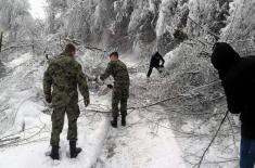 Serbian Armed Forces help clear roads after heavy snowfall