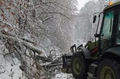 Serbian Armed Forces help clear roads after heavy snowfall