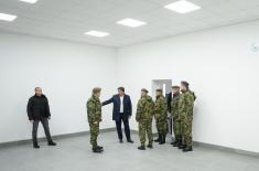 Министар Гашић обишао инфраструктурне радове у касарни „Стефан Немања“ у Рашки
