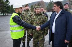 Министар Гашић обишао инфраструктурне радове у касарни „Стефан Немања“ у Рашки