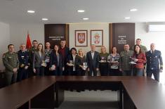 Orhideje i čestitke ministra odbrane za sve pripadnice sistema odbrane