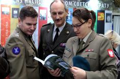 Vojni izaslanici posetili štand Ministarstva odbrane i Vojske Srbije na Sajmu knjiga