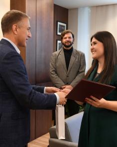 Minister Stefanović presents certificates of appreciation for success at Army of Culture contest