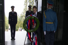 Minister Stefanović lays wreaths at Monument to Unknown Hero to mark Serbian Armed Forces Day