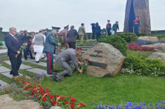 Министар Вулин положио цвеће на споменик у Музејском комплексу “Пут сећања” 