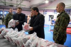 Министар Гашић присуствовао уручењу боксерске опреме 63. падобранској бригади