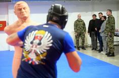Министар Гашић присуствовао уручењу боксерске опреме 63. падобранској бригади