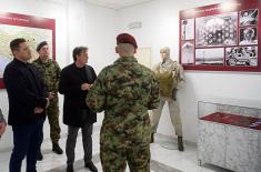 Министар Гашић присуствовао уручењу боксерске опреме 63. падобранској бригади