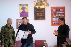Министар Гашић присуствовао уручењу боксерске опреме 63. падобранској бригади