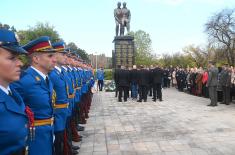 Министар Гашић положио венце поводом обележавања Дана ослобођења Крушевца