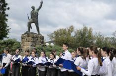 Minister Gašić lays wreath at Monument to Fallen Soldiers in Trstenik 