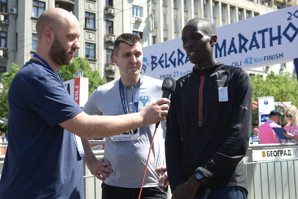 Припадници система одбране традиционално на Београдском маратону