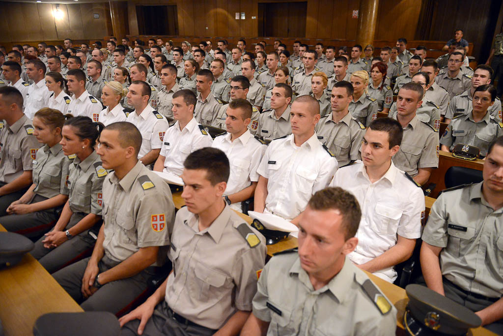 Генерал Диковић са кадетима 137. класе Војне академије