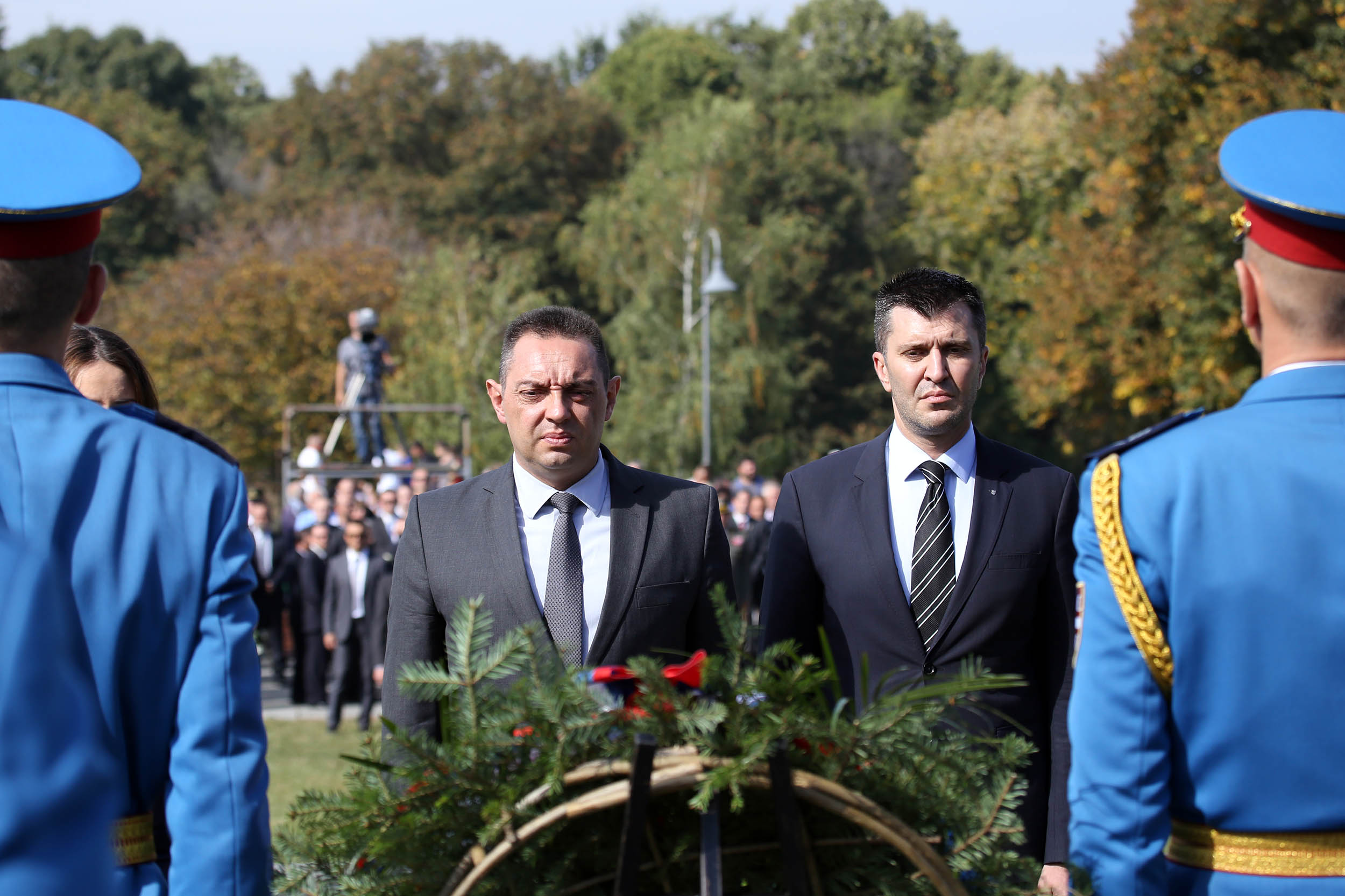 Ministri Đorđević i Vulin polažu vence